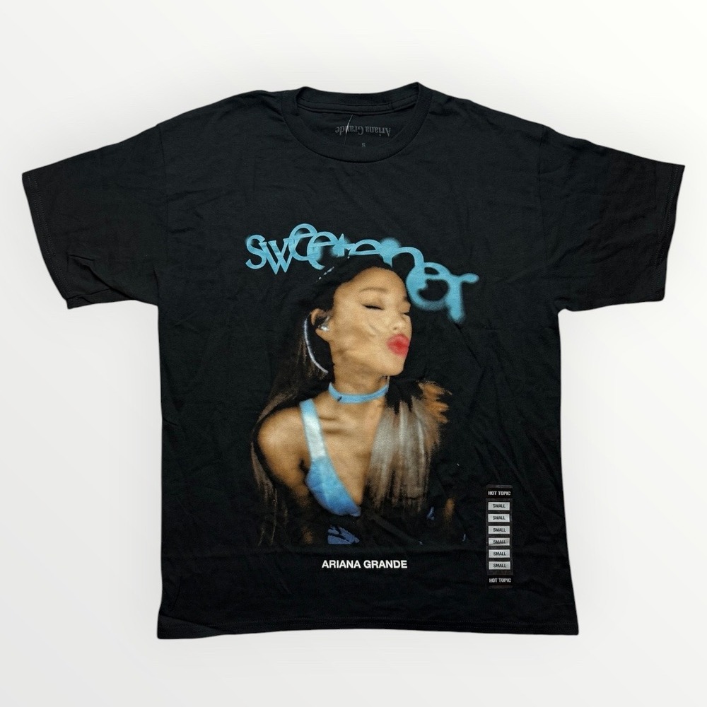 Ariana Grande Sweetener Kiss Black Graphic T-Shirt Hot Topic Small New NWT